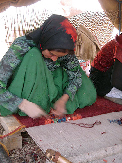 WEAVING テントの横でギャッベを織る。